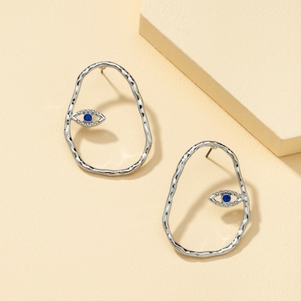 3/$30 🤍 Hollow Face Earrings